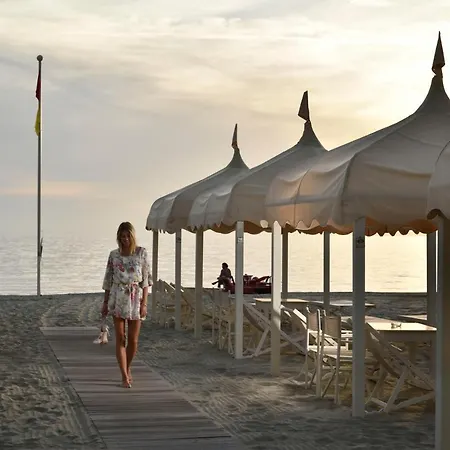 Отель Versilia Lido | Esperienze Лидо-ди-Камайоре
